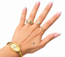 Mano con anillos y reloj, como recordatorio de retirarlos antes de colocar la media